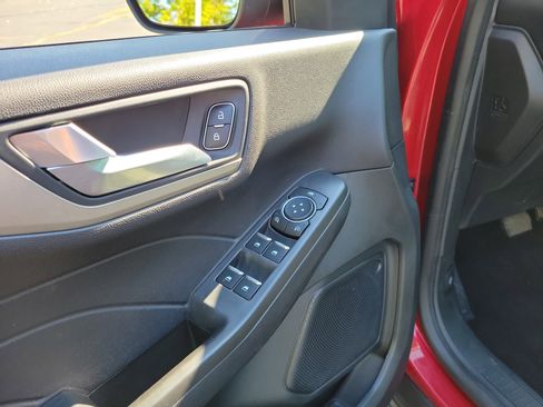 Used 2021 Ford Escape SE image 18