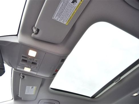Certified 2025 Volkswagen Jetta SE w/ Sunroof Package image 22