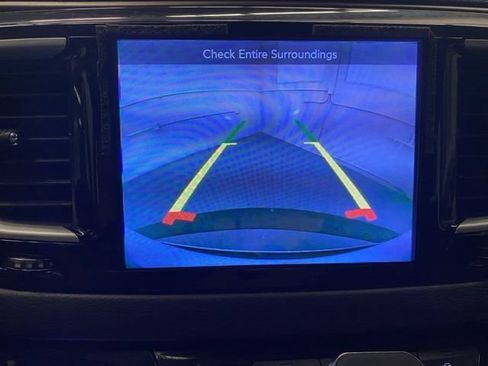 Used 2017 Chrysler Pacifica Touring-L FWD image 5