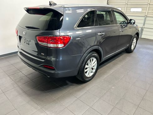 Used 2016 Kia Sorento AWD w/ LX Convenience Package image 3