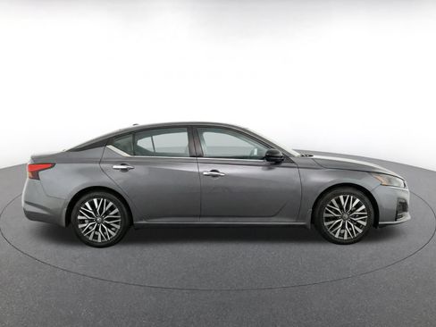 Used 2025 Nissan Altima 2.5 SV FWD image 13