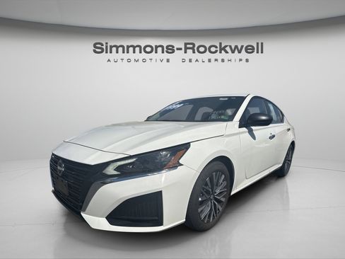 Used 2025 Nissan Altima 2.5 SV FWD image 3