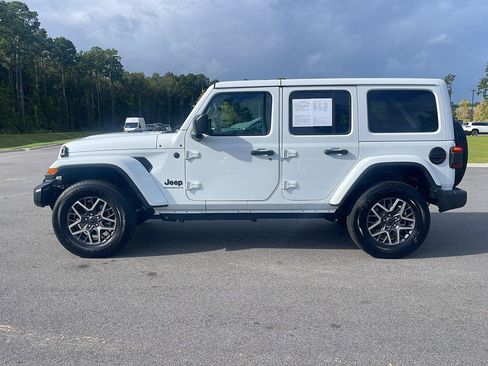 Used 2025 Jeep Wrangler Unlimited Sahara AWD/4WD image 4