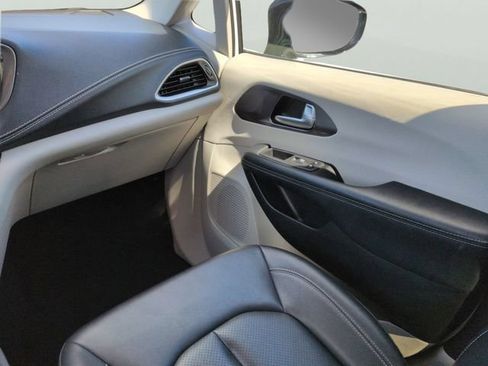 Used 2024 Chrysler Pacifica Limited FWD image 16