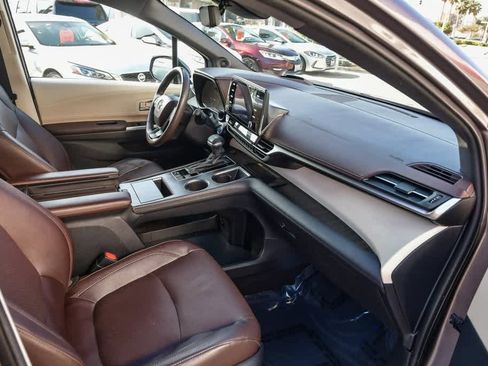 Used 2021 Toyota Sienna Platinum image 16