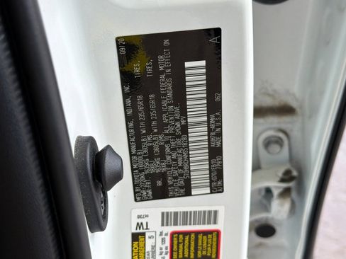 Used 2021 Toyota Highlander XLE AWD/4WD image 34