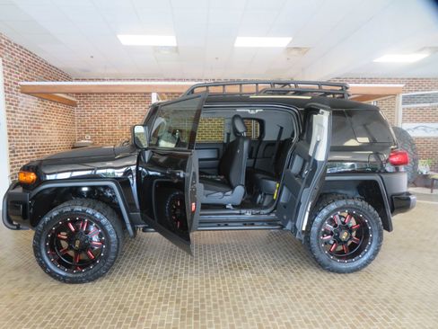 Used 2014 Toyota FJ Cruiser 4WD w/ Upgrade Package image 19