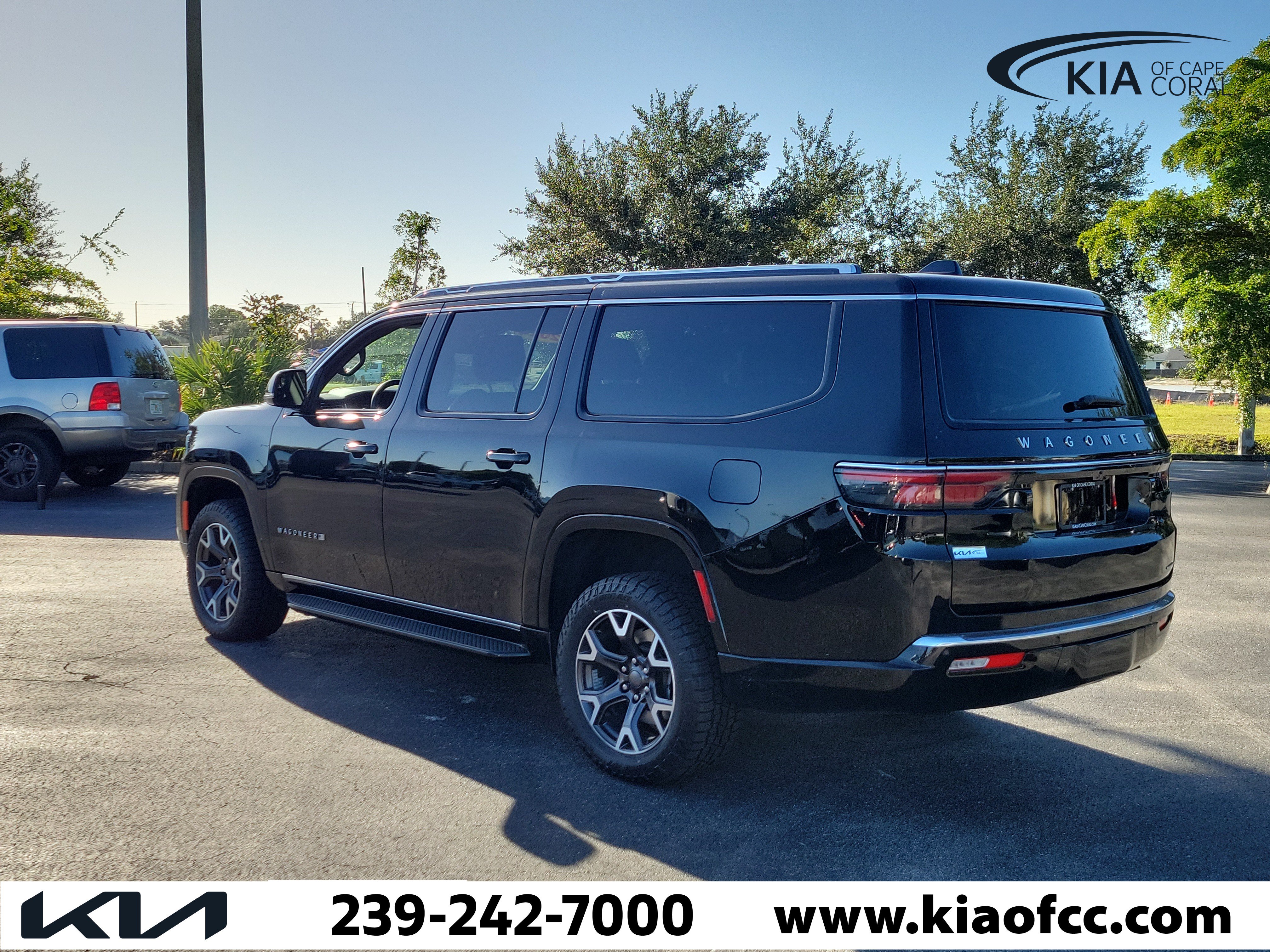 Used 2024 Jeep Wagoneer L Series III w/ Flexible Seating Group AWD/4WD image 4