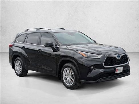 Used 2023 Toyota Highlander LE AWD/4WD image 3