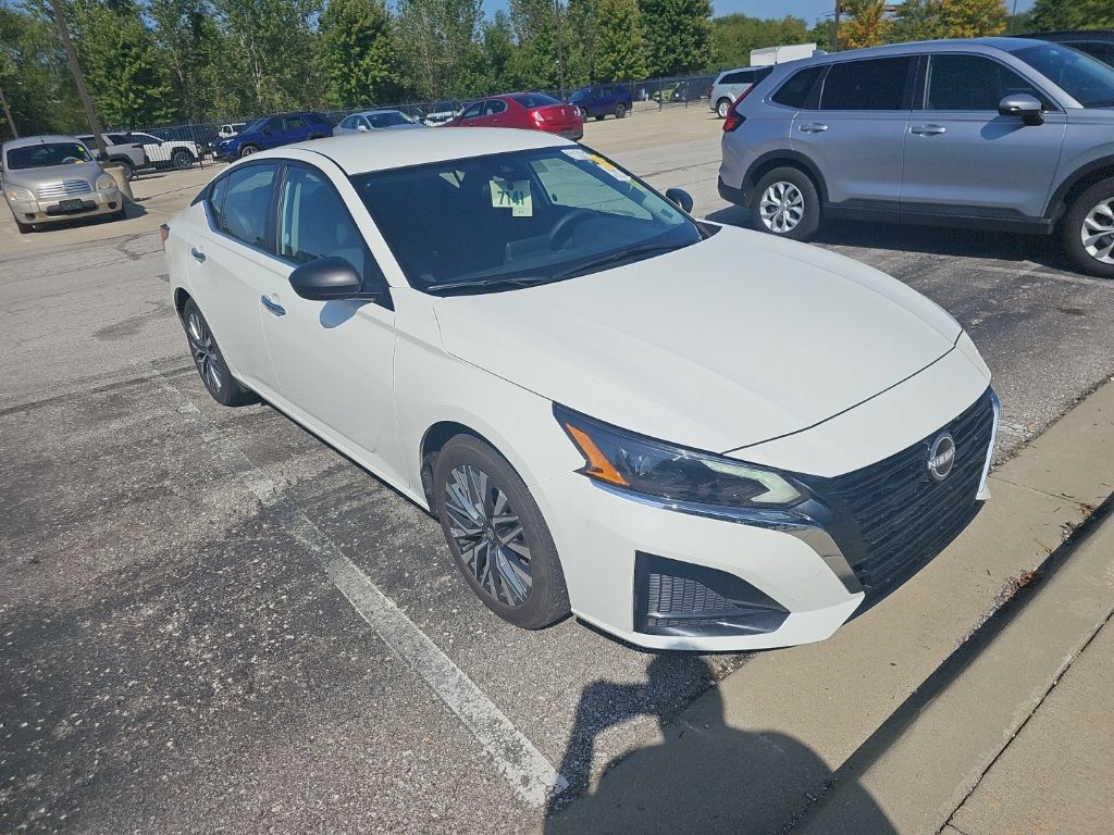 Used 2025 Nissan Altima 2.5 SV FWD image 3