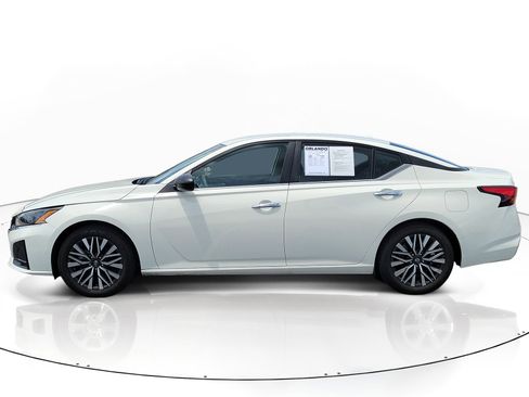 Used 2025 Nissan Altima 2.5 SV FWD image 4