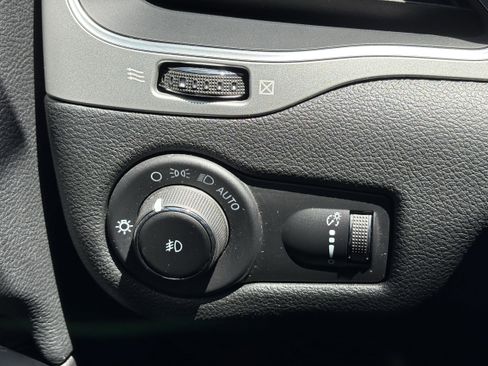 Used 2022 Jeep Cherokee Latitude w/ Sun & Sound Group AWD/4WD image 17