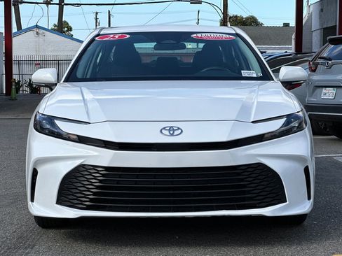 Used 2025 Toyota Camry SE FWD image 9