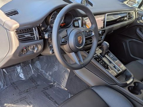 Certified 2026 Porsche Macan AWD/4WD image 4