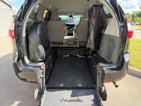 Used 2020 Toyota Sienna L FWD image 2