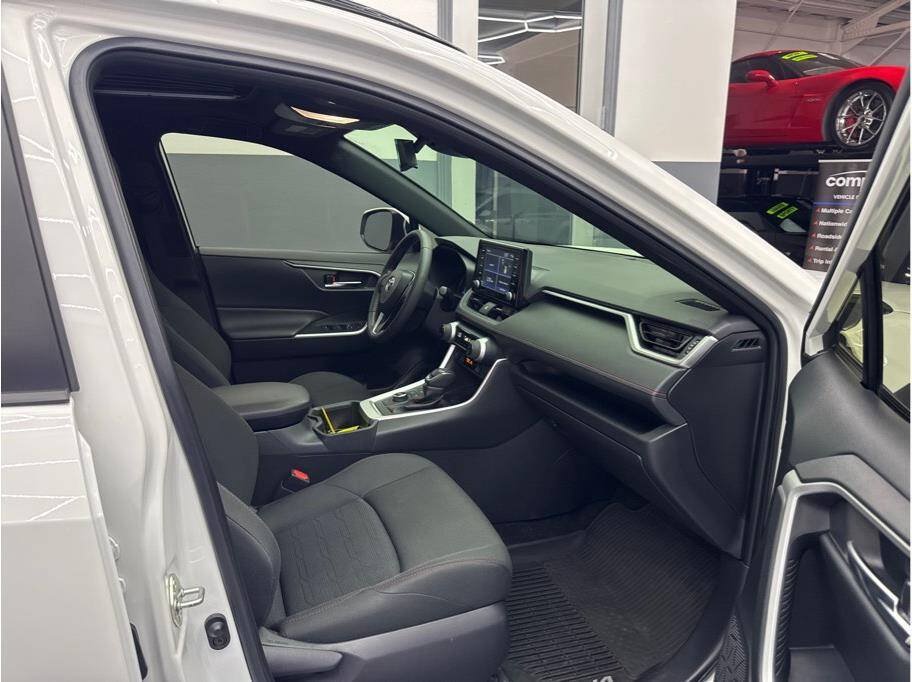 Used 2022 Toyota RAV4 SE w/ Weather & Moonroof Package AWD/4WD image 26