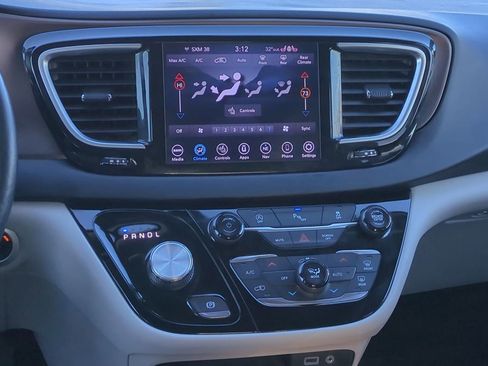 Used 2018 Chrysler Pacifica Touring-L Plus image 30