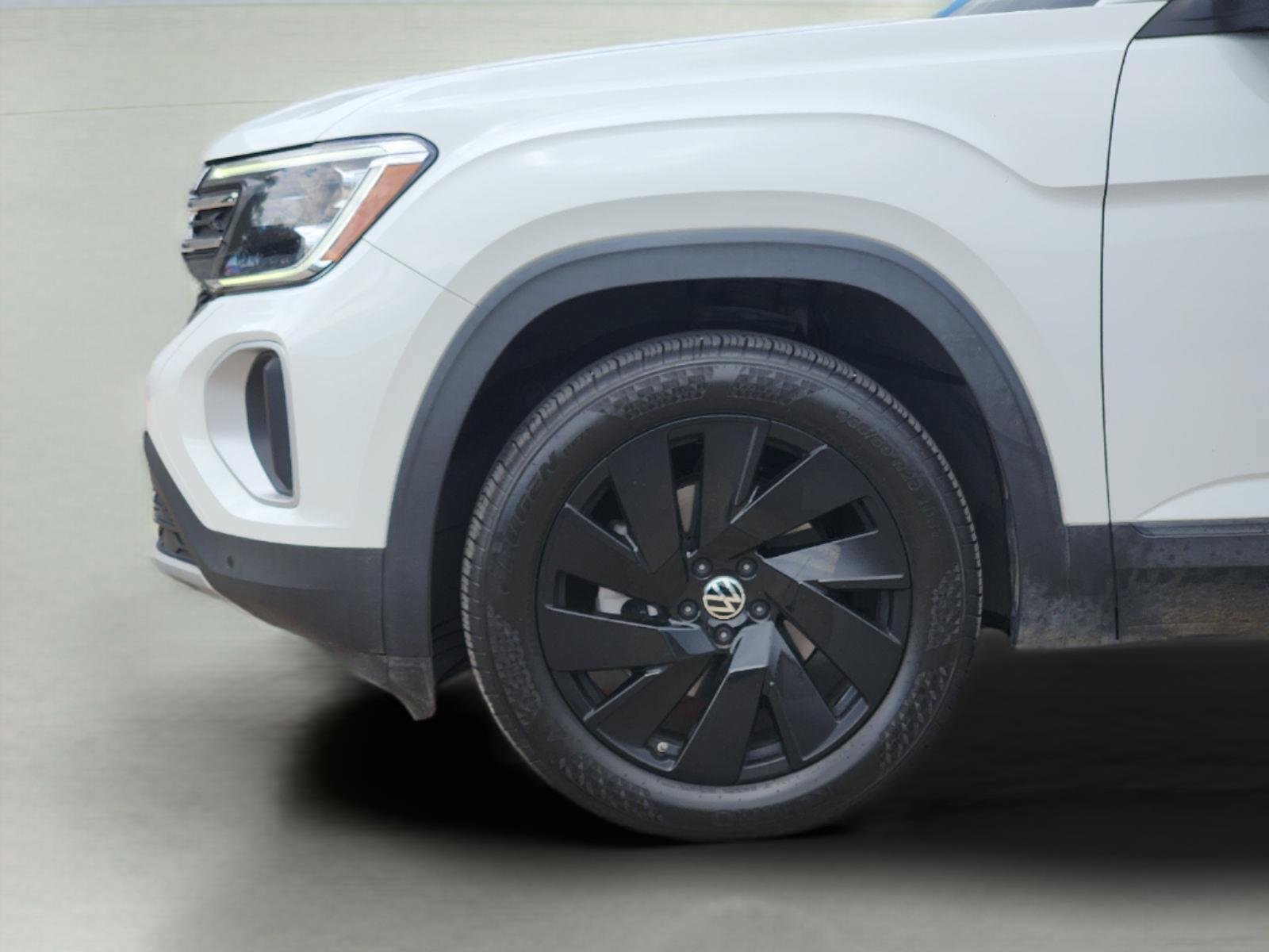 Used 2024 Volkswagen Atlas SE w/ Black Wheel Package FWD image 9