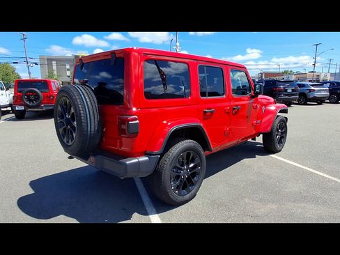 Used 2025 Jeep Wrangler Unlimited Sahara w/ Safety Group AWD/4WD image 8