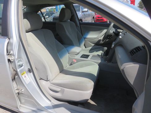 Used 2009 Toyota Camry LE FWD image 11
