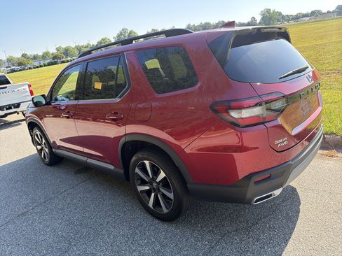 Used 2025 Honda Pilot Touring image 8