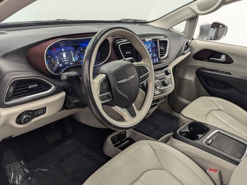 Used 2020 Chrysler Pacifica Limited image 3