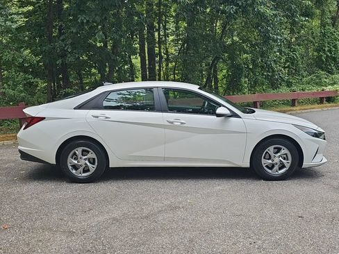 Used 2023 Hyundai Elantra SE FWD image 2