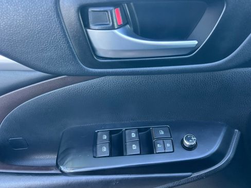 Used 2019 Toyota Highlander XLE AWD/4WD image 12