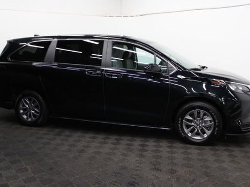 Used 2024 Toyota Sienna LE image 4