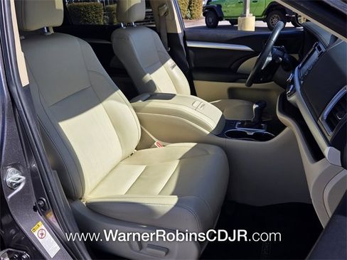 Used 2019 Toyota Highlander XLE image 19