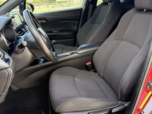 Used 2018 Toyota C-HR XLE FWD image 32
