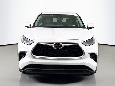 Used 2023 Toyota Highlander L image 2