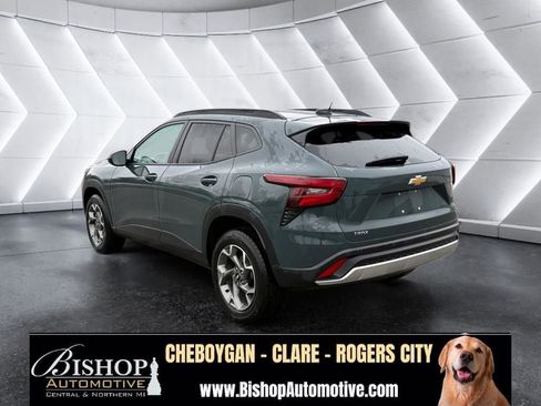 Used 2025 Chevrolet Trax LT FWD image 16