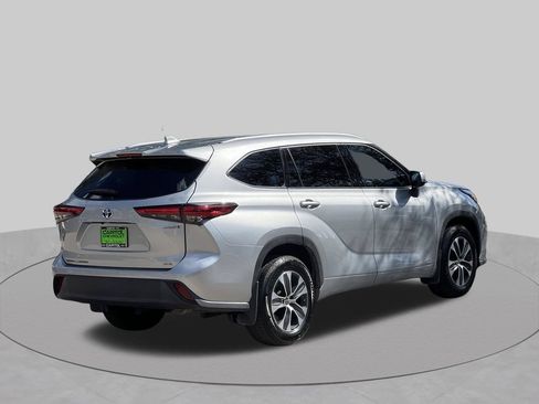 Used 2022 Toyota Highlander XLE AWD/4WD image 6