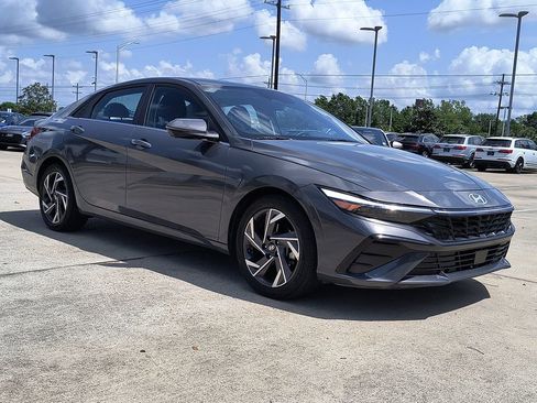 Used 2024 Hyundai Elantra Limited FWD image 14
