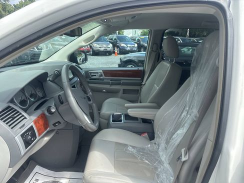 Used 2009 Chrysler Town & Country Touring FWD image 15