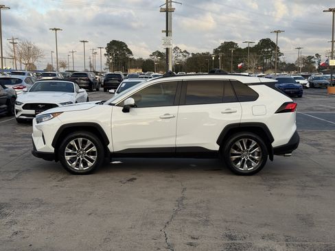 Used 2019 Toyota RAV4 XLE Premium image 12