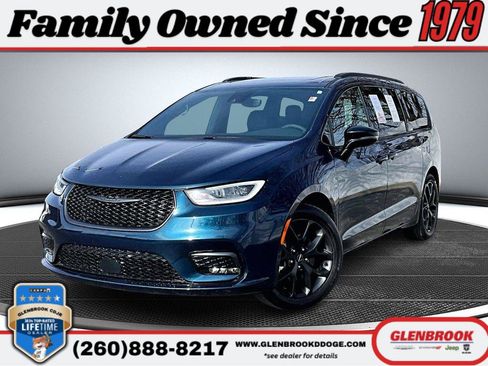 Used 2025 Chrysler Pacifica Limited image 1