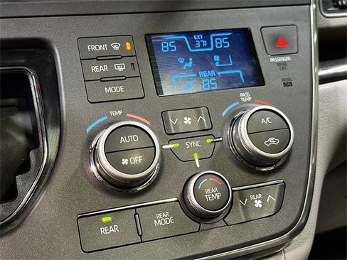 Used 2018 Toyota Sienna XLE image 17