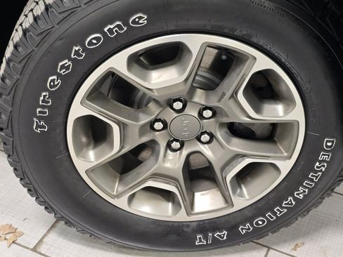 Used 2020 Jeep Cherokee Trailhawk image 6