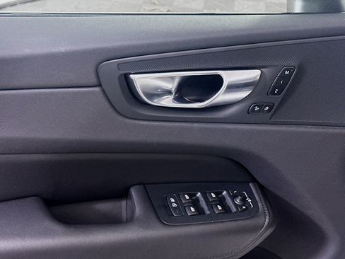 Used 2025 Volvo XC60 B5 Plus image 12