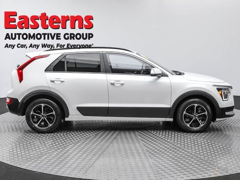 Used 2023 Kia Niro EX image 4