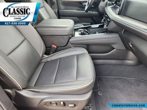 Used 2025 Chevrolet Suburban Premier RWD image 15