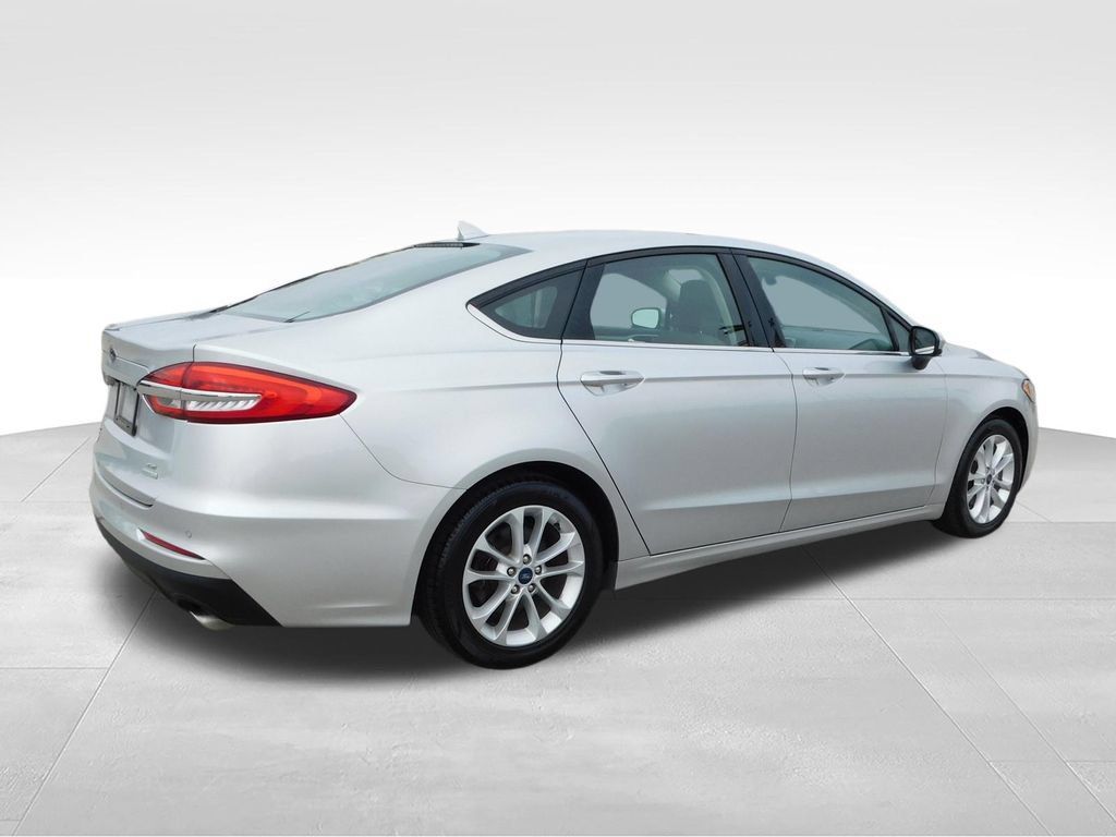 Used 2019 Ford Fusion SE FWD image 3