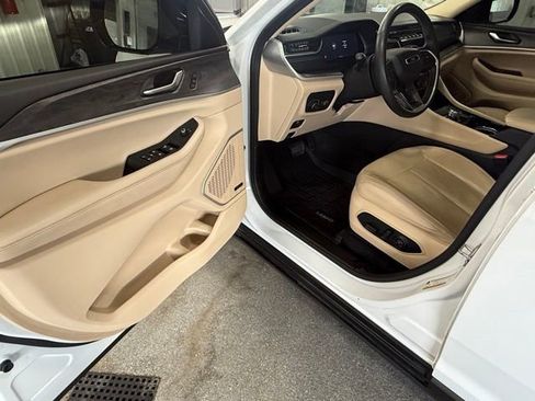 Used 2022 Jeep Grand Cherokee L Limited image 15