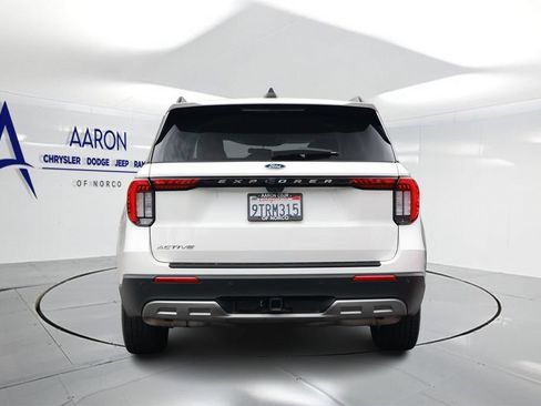 Used 2025 Ford Explorer Active w/ Active Comfort Package RWD image 3