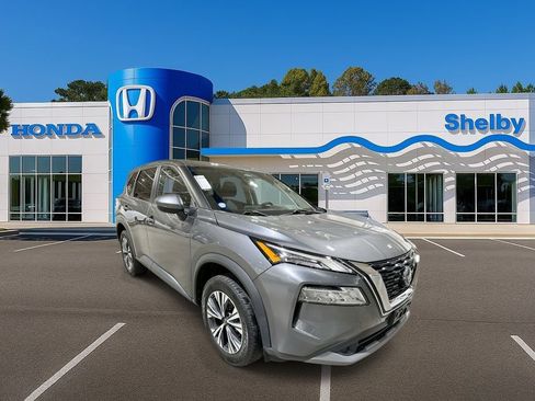 Used 2022 Nissan Rogue SV image 2