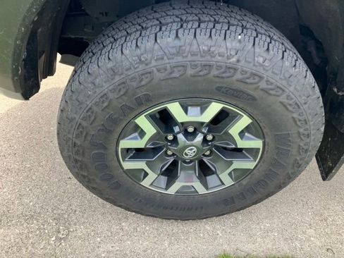 Used 2022 Toyota Tacoma TRD Off-Road w/ Black Out Package (TMS) AWD/4WD image 9