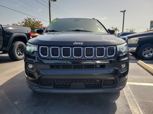 Used 2023 Jeep Compass Latitude AWD/4WD image 2