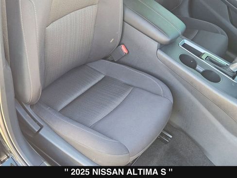 Used 2025 Nissan Altima 2.5 S FWD image 32